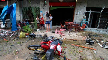 Varias personas en la escena del atentado de Tailandia