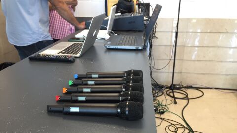 El equipo de sonido prevenido para la rueda de prensa