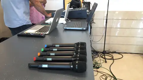 El equipo de sonido prevenido para la rueda de prensa El equipo de sonido prevenido para la rueda de prensa