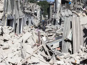 Equipos de emergencia buscan supervivientes entre los escombros en Amatrice, en el centro de Italia, hoy, 24 de agosto de 2016 Equipos de emergencia buscan supervivientes entre los escombros en Amatrice, en el centro de Italia, hoy, 24 de agosto de 2016