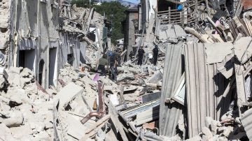 Equipos de emergencia buscan supervivientes entre los escombros en Amatrice, en el centro de Italia, hoy, 24 de agosto de 2016