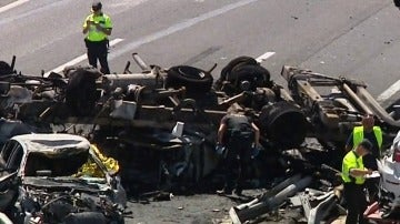 Frame 3.726121 de: Cuatro personas mueren en un accidente en la A7 a su paso por Elche
