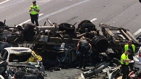 Frame 3.726121 de: Cuatro personas mueren en un accidente en la A7 a su paso por Elche