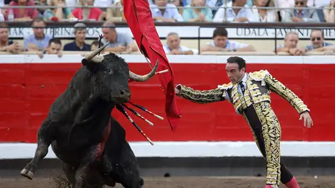 Enrique Ponce Enrique Ponce, en un momento de la faena a uno de sus toros en la Feria de Bilbao.