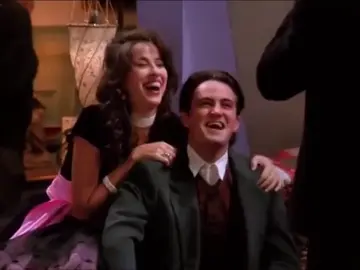 Frame 3.837034 de: La razón de la insoportable risa de Janice en 'Friends' es... Matthew Perry Frame 3.837034 de: La razón de la insoportable risa de Janice en 'Friends' es... Matthew Perry