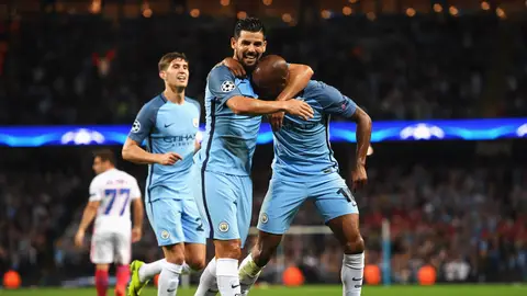 Los jugadores del City celebran el gol de Delph en el Etihad Los jugadores del City celebran el gol de Delph en el Etihad