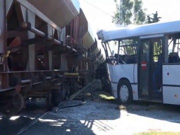 Frame 5.069349 de: Un tren arrolla a un autobús en Alemania 