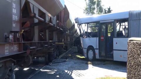 Frame 5.069349 de: Un tren arrolla a un autob&uacute;s en Alemania 