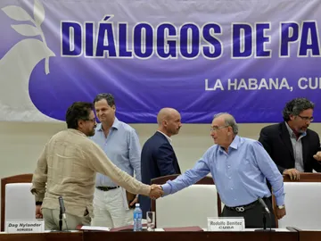 Humberto de la Calle y las FARC principal negociador de Colombia Iván Márquez se dan la mano después de firmar el protocolo. Humberto de la Calle y las FARC principal negociador de Colombia Iván Márquez se dan la mano después de firmar el protocolo.