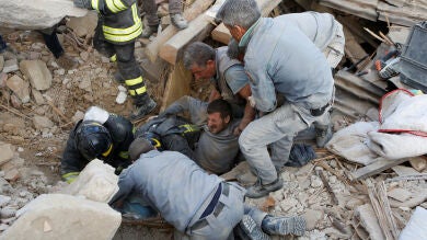 Un terremoto de 6,2 grados sacude el centro de Italia y deja decenas de muertos