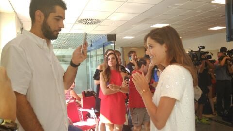 Michelle Jenner atendiendo a los medios