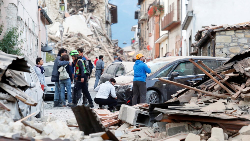 Gente espera en la calle tras el terremoto en el centro de Italia
