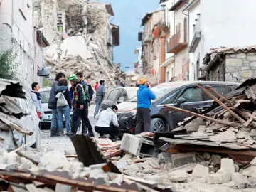 Gente espera en la calle tras el terremoto en el centro de Italia Gente espera en la calle tras el terremoto en el centro de Italia