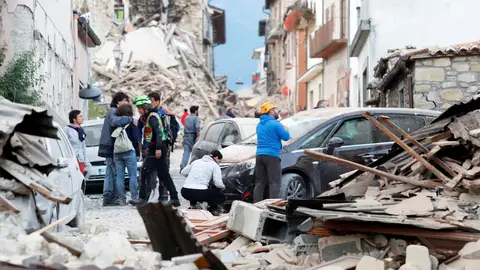 Gente espera en la calle tras el terremoto en el centro de Italia Gente espera en la calle tras el terremoto en el centro de Italia