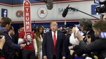 Elecciones EEUU 2020: Donald Trump candidato habla ante los medios de comunicación en la sala de giro después del debate presidencial republicano de Estados Unidos en Las Vegas.