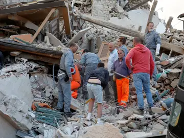 Labores de rescate tras el terremoto en Italia Labores de rescate tras el terremoto en Italia