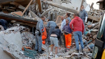 Labores de rescate tras el terremoto en Italia