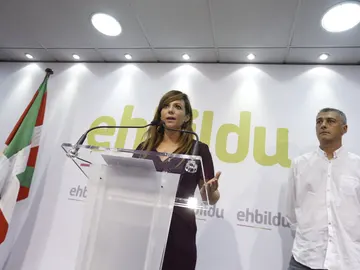 Los lideres de EH Bildu, Oskar Matute y Oihane Zabaleta, en un momento de la conferencia de prensa ofrecida hoy en San Sebastián para analizar la decisión de la Junta Electoral de Guipúzkoa de que el candidato a lehendakari, Arnaldo Otegi Los lideres de EH Bildu, Oskar Matute y Oihane Zabaleta, en un momento de la conferencia de prensa ofrecida hoy en San Sebastián para analizar la decisión de la Junta Electoral de Guipúzkoa de que el candidato a lehendakari, Arnaldo Otegi
