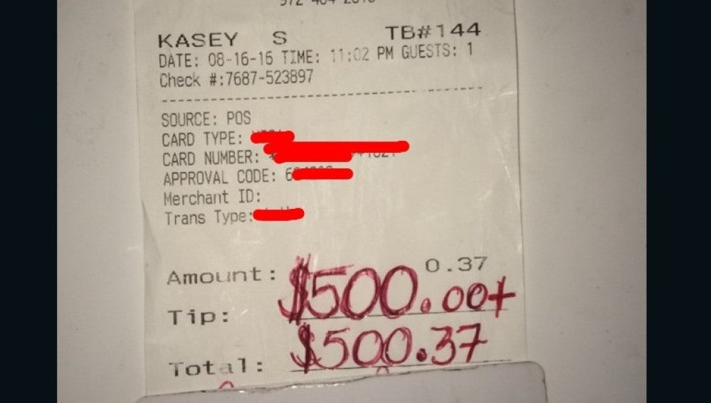 La cuenta del Applebee's de Kasey Simmons donde le dejan la propina.