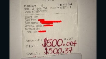 La cuenta del Applebee's de Kasey Simmons donde le dejan la propina.