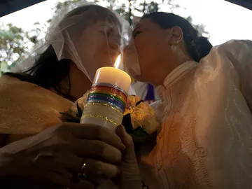 Un cura de Castellón bendice en su parroquia el ‘matrimonio’ entre dos lesbianas y ahora se estudia su castigo Un cura de Castellón bendice en su parroquia el ‘matrimonio’ entre dos lesbianas y ahora se estudia su castigo