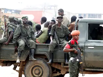 Soldados congoleños tras dispersar a los civiles que protestaban contra las matanzas y enfrentamientos étnicos en la ciudad de Butembo, en la provincia de Kivu del Norte Soldados congoleños tras dispersar a los civiles que protestaban contra las matanzas y enfrentamientos étnicos en la ciudad de Butembo, en la provincia de Kivu del Norte