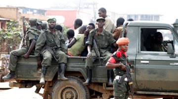   Soldados congoleños tras dispersar a los civiles que protestaban contra las matanzas y enfrentamientos étnicos en la ciudad de Butembo, en la provincia de Kivu del Norte