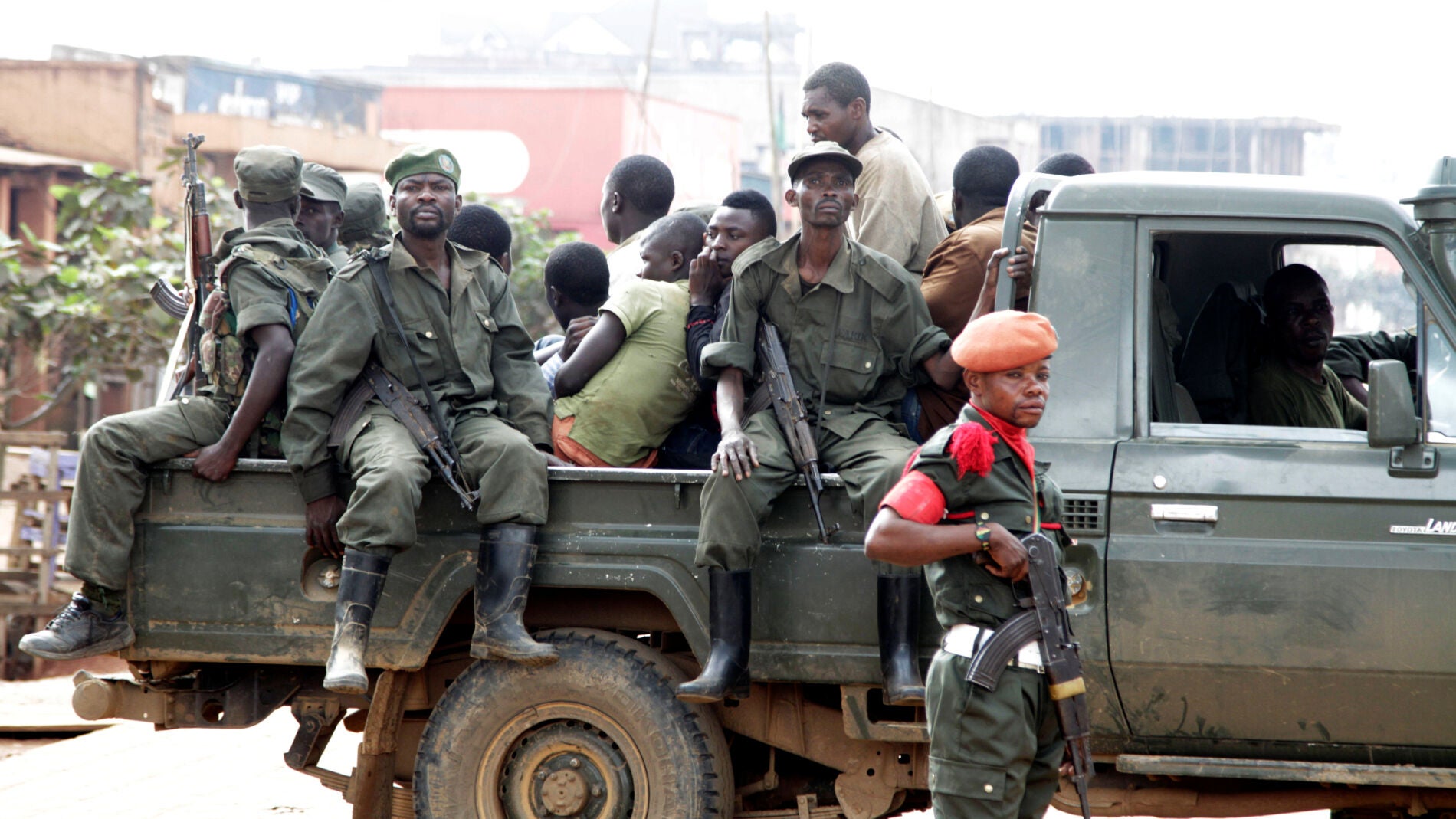 Soldados congole&ntilde;os tras dispersar a los civiles que protestaban contra las matanzas y enfrentamientos &eacute;tnicos en la ciudad de Butembo, en la provincia de Kivu del Norte