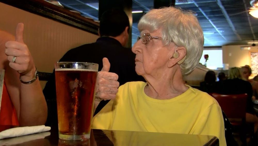 Mildred Bowers durante la celebración de su 103 cumpleaños