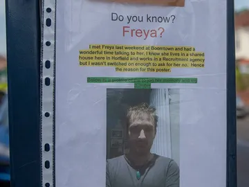 Nick Hopton empapela las cabinas de autobuses para reencontrar a la chica de sus sueños Nick Hopton empapela las cabinas de autobuses para reencontrar a la chica de sus sueños