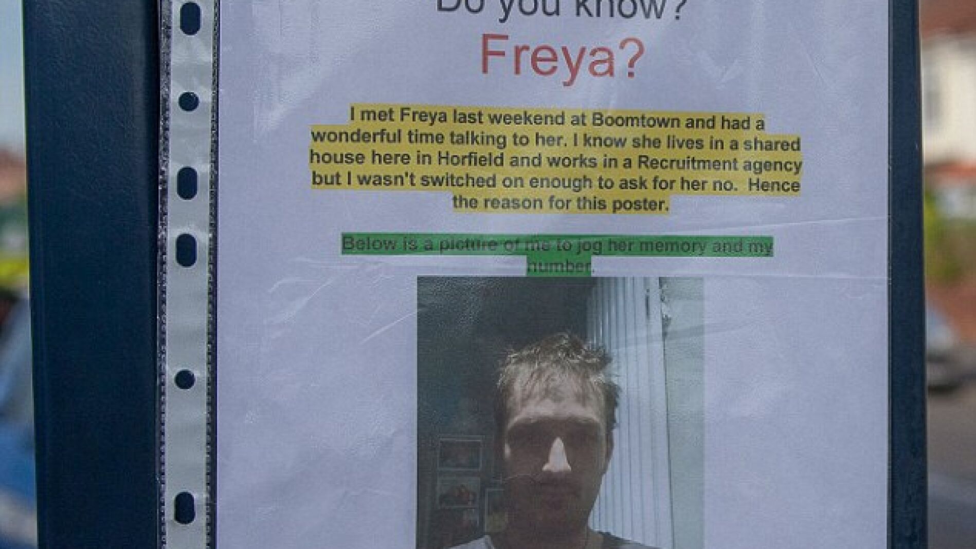 Nick Hopton empapela las cabinas de autobuses para reencontrar a la chica de sus sue&ntilde;os