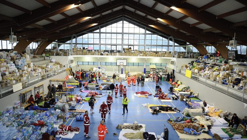 Vista general de un pabellón de deportes reconvertido en alojamiento temporal para los damnificados en Amatrice