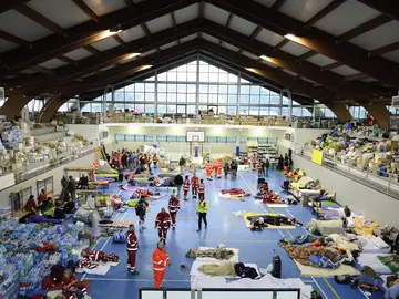 Vista general de un pabellón de deportes reconvertido en alojamiento temporal para los damnificados en Amatrice Vista general de un pabellón de deportes reconvertido en alojamiento temporal para los damnificados en Amatrice