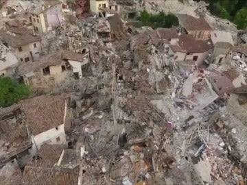 Frame 51.139873 de: La destrucción del terremoto de Italia, a vista de dron