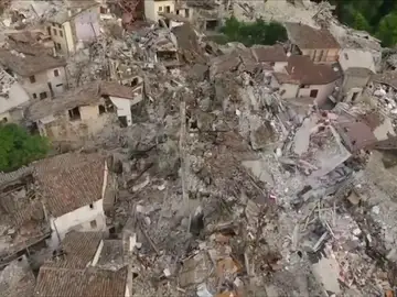 Frame 51.139873 de: La destrucción del terremoto de Italia, a vista de dron Frame 51.139873 de: La destrucción del terremoto de Italia, a vista de dron