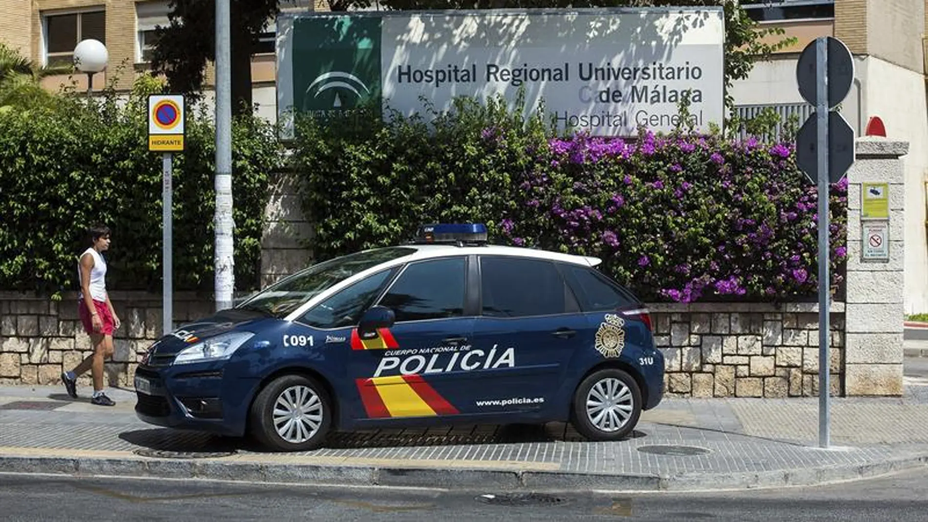 Un coche de la policia nacional Un coche de la policia nacional
