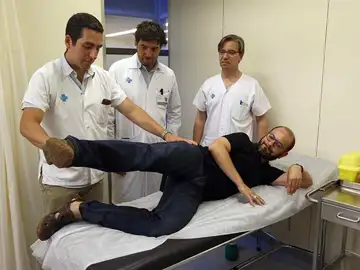 El paciente Óscar Muñoz, junto al doctor Roberto Vélez, coordinador del equipo médico del Hospital Vall d'Hebron que le ha sustituido un músculo del glúteo afectado por un cáncer sinovial por otro de la espalda, y los doctores Àlex Lluch y José Manuel Collado, que participaron en esta operación pionera en España que permitió al paciente preservar su capacidad de moverse. El paciente Óscar Muñoz, junto al doctor Roberto Vélez, coordinador del equipo médico del Hospital Vall d'Hebron que le ha sustituido un músculo del glúteo afectado por un cáncer sinovial por otro de la espalda, y los doctores Àlex Lluch y José Manuel Collado, que participaron en esta operación pionera en España que permitió al paciente preservar su capacidad de moverse.