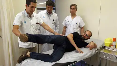 El paciente Óscar Muñoz, junto al doctor Roberto Vélez, coordinador del equipo médico del Hospital Vall d'Hebron que le ha sustituido un músculo del glúteo afectado por un cáncer sinovial por otro de la espalda, y los doctores Àlex Lluch y José Manuel Collado, que participaron en esta operación pionera en España que permitió al paciente preservar su capacidad de moverse. El paciente Óscar Muñoz, junto al doctor Roberto Vélez, coordinador del equipo médico del Hospital Vall d'Hebron que le ha sustituido un músculo del glúteo afectado por un cáncer sinovial por otro de la espalda, y los doctores Àlex Lluch y José Manuel Collado, que participaron en esta operación pionera en España que permitió al paciente preservar su capacidad de moverse.