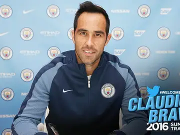 Claudio Bravo firma con el Manchester City Claudio Bravo firma con el Manchester City