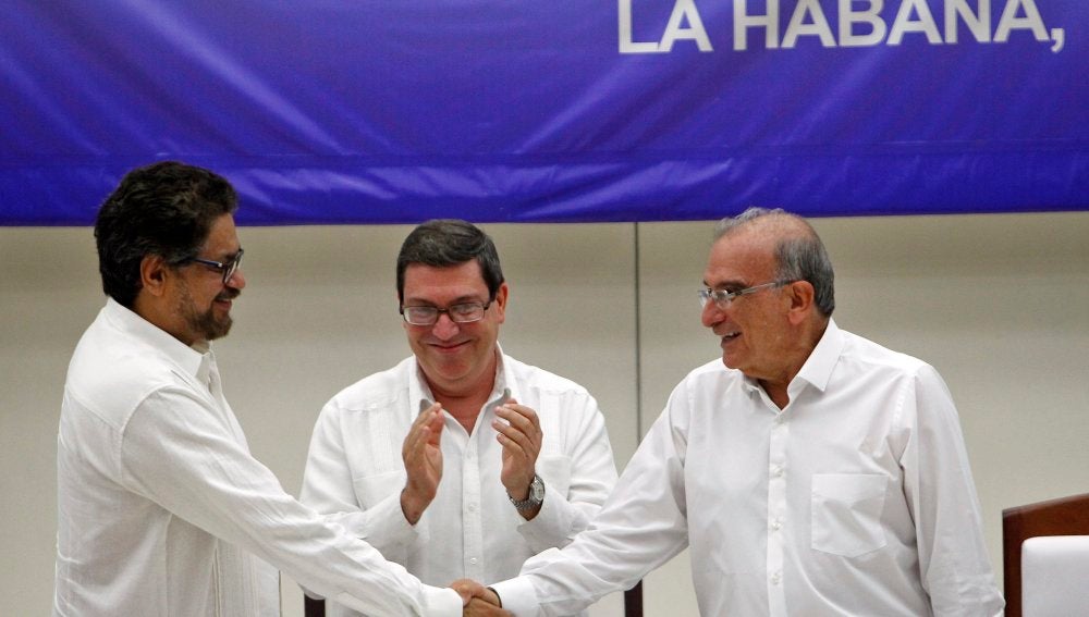 Colombia acaricia la ansiada paz con el acuerdo final entre el Gobierno y las FARC