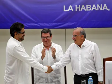 Colombia acaricia la ansiada paz con el acuerdo final entre el Gobierno y las FARC Colombia acaricia la ansiada paz con el acuerdo final entre el Gobierno y las FARC