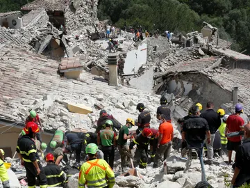Los equipos de rescate trabajan después de un terremoto en Pescara del Tronto, Italia central, 24 de agosto de 2016. Los equipos de rescate trabajan después de un terremoto en Pescara del Tronto, Italia central, 24 de agosto de 2016.