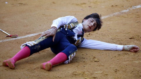 El matador Roca Rey se cae en el ruedo momentos después de salir de la enfermería.