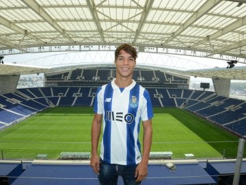 Óliver Torres posa con la camiseta del Oporto