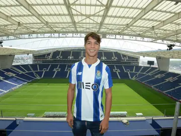 Óliver Torres posa con la camiseta del Oporto Óliver Torres posa con la camiseta del Oporto