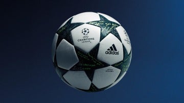 Adidas muestra el bal&oacute;n de la Champions