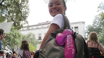 Jessica Jin, una de las organizadoras  de la protesta con un consolador colgado de la mochila como señal de repulsa a la ley que permite el uso de armas.