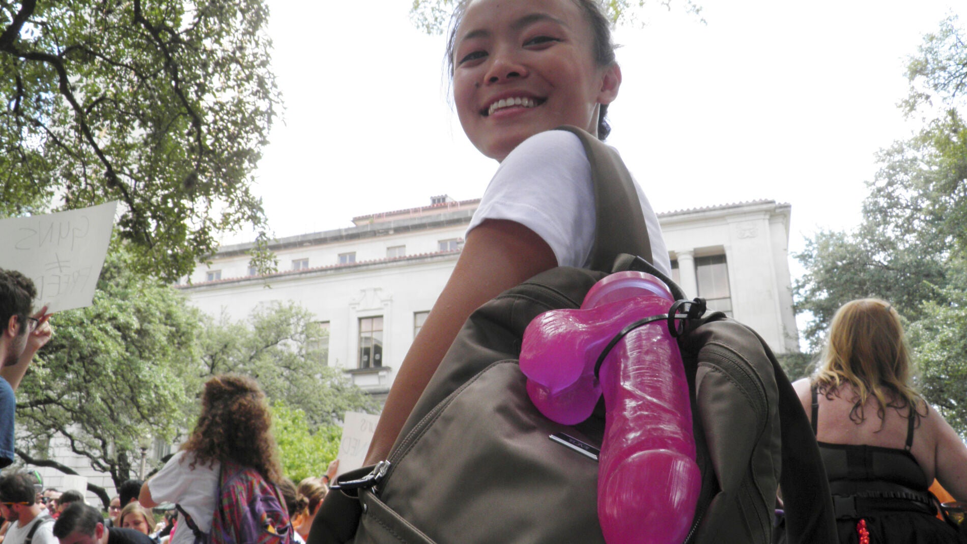 Jessica Jin, una de las organizadoras de la protesta con un consolador colgado de la mochila como se&ntilde;al de repulsa a la ley que permite el uso de armas.