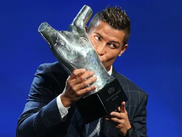 Cristiano, posando con el trofeo de mejor jugador de la UEFA 2016. Cristiano, posando con el trofeo de mejor jugador de la UEFA 2016.