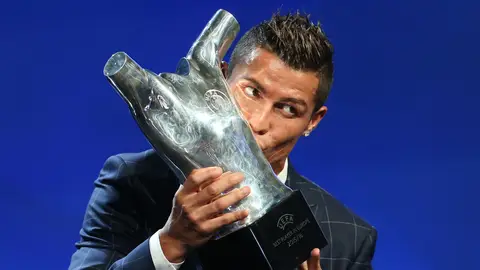 Cristiano, posando con el trofeo de mejor jugador de la UEFA 2016. Cristiano, posando con el trofeo de mejor jugador de la UEFA 2016.
